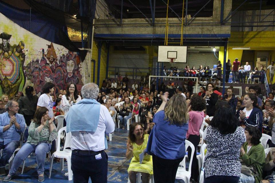 pessoas assistem a abertura do seminário heliópolis